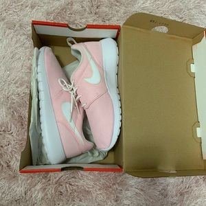 Nike Roshe One - prism pink and white - size 5